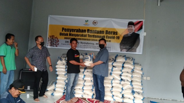 Anggota Komisi VIII DPR RI dari Fraksi Gerindra, Jefry Romdonny salurkan bantuan sosial (Bansos) kepada masyarakat yang terdampak pandemi COVID-19 di daerah pemilihan (Dapil) IX yang meliputi Majalengka, Subang dan Sumedang, Jawa Barat. Foto: Erick Disy/Ciremaitoday.