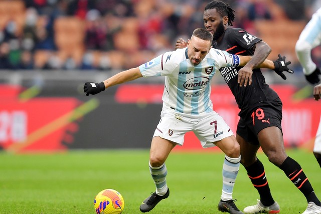 Pemain Salernitana Franck Ribery beraksi bersama pemain AC Milan Franck Kessie di San Siro, Milan, Italia, Sabtu (4/12). Foto: Daniele Mascolo/REUTERS