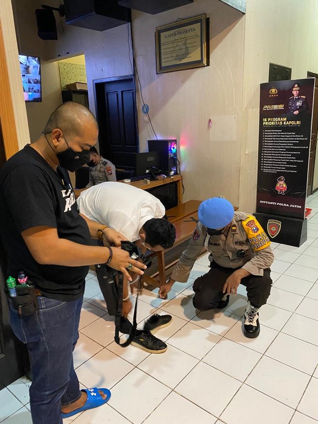 Bripda Randy saat diperiksa Propam Polda Jatim. Foto: Dok. Istimewa