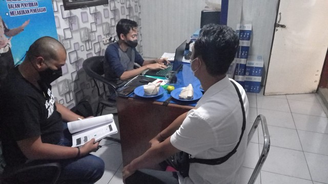 Bripda Randy saat diperiksa Propam Polda Jatim. Foto: Dok. Istimewa