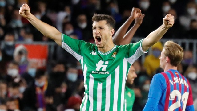 Guido Rodriguez dari Real Betis melakukan selebrasi usai pertandingan di Stadion Camp Nou, Barcelona, Spanyol, Sabtu (4/12). Foto: Nacho Doce/REUTERS