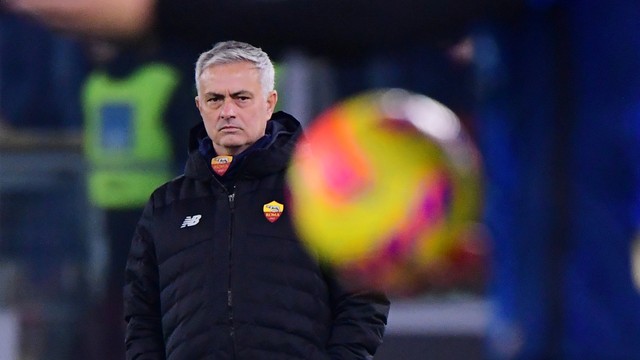 Pelatih AS Roma Jose Mourinho saat pertandingan AS Roma vs Inter Milan di Stadion Allianz, Roma, Italia, Sabtu (4/12). Foto: Alberto Lingria/REUTERS