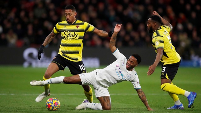 Pemain Watford Joao Pedro beraksi dengan pemain Manchester City Raheem Sterling di Vicarage Road, Watford, Inggris, Sabtu (4/12). Foto: Action Images via Reuters/Paul Childs
