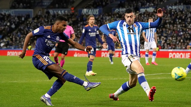 Pemain Real Madrid Rodrygo menembak bola ke gawang saat hadapi Real Sociedad di Reale Arena, San Sebastian, Spanyol, Sabtu (4/12). Foto: Vincent West/REUTERS