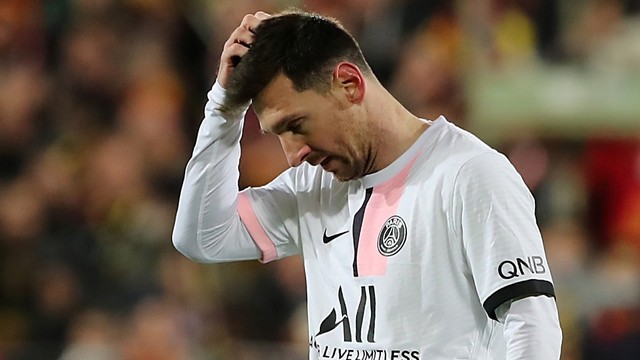 Pemain Paris St Germain Lionel Messi bereaksi saa hadapi RC Lens di Stadion Stade Bollaert-Delelis, Lens, Prancis, Sabtu (4/12). Foto: Pascal Rossignol/REUTERS