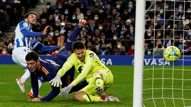 Pemain Real Madrid Luka Jovic mencetak gol kedua mereka ke gawang Real Sociedad di Reale Arena, San Sebastian, Spanyol, Sabtu (4/12). Foto: Vincent West/REUTERS