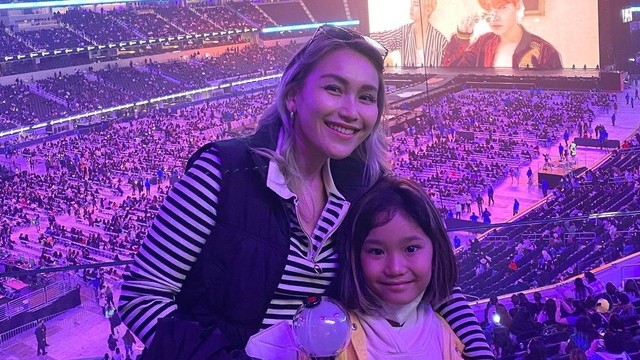 Cerita Ayu Ting Ting yang Ajak Anaknya Nonton Konser BTS di Amerika Foto: Instagram @ayutingting92