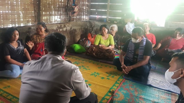 Kapolres Binjai AKBP Ferio Sano saat mengunjungi istri korban yang dibakar hidup-hidup di Sumut. Foto: Dok. Istimewa