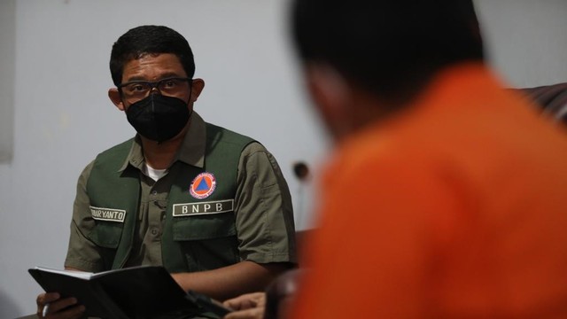 Kepala BNPB Letnan Jenderal TNI Suharyanto memimpin rapat koordinasi penanganan dampak erupsi Gunung Semeru di Lumajang, Minggu (5/12).  Foto: BNPB