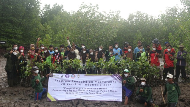 Tim Pengabdian Masyarakat Pramuka UI bersama Pokmaswas Hijau Daun dan Sako Scouts Keren 18 Bawean (Foto: Dokumentasi oleh Tim Pengabdian Masyarakat Pramuka Universitas Indonesia)