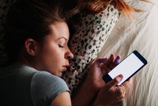 https://www.istockphoto.com/foto/wanita-muda-menggunakan-smartphone-di-tempat-tidur-di-malam-hari-gm1097438810-294705178