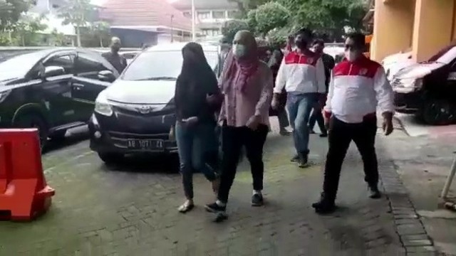 S, tersangka aksi pamer payudara di Bandara YIA saat tiba di Mapolda DIY, Minggu (5/12/2021). Foto: istimewa.