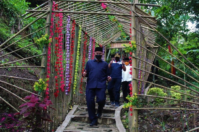 Gubernur Sumatera Barat Mahyeldi saat menjajaki objek wisata Batu Limo di Kota Padang Panjang. Foto: dok Humas