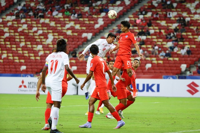 Pemain Singapura Safuwan Baharudin berebut bola dengan pemain Myanmar Nyein Chan pada pertandingan Piala AFF 2020 di National Stadium, Singapura. Foto: Suhaimi Abdullah/NurPhoto/via REUTERS