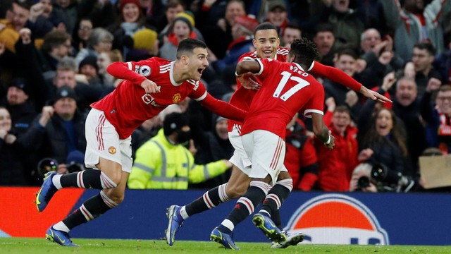 Pemain Manchester United Fred merayakan gol pertama mereka dengan Mason Greenwood dan Diogo Dalot di Old Trafford, Manchester, Inggris, Minggu (5/12). Foto: Phil Noble/REUTERS