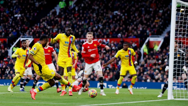 Pemain Crystal Palace Jordan Ayew menembak ke gawang Manchester United di Old Trafford, Manchester, Inggris, Minggu (5/12). Foto: Phil Noble/REUTERS