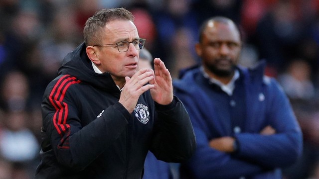 Manajer sementara Manchester United Ralf Rangnick saat pertandingan Manchester United vs Crystal Palace di Old Trafford, Manchester, Inggris, Minggu (5/12). Foto: Phil Noble/REUTERS