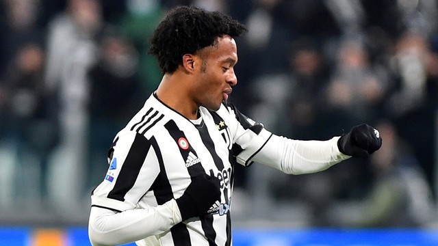 Pemain Juventus Juan Cuadrado merayakan gol pertama mereka saat hadapi Genoa di Stadion Allianz, Turin, Italia, Minggu (5/12). Foto: Massimo Pinca/REUTERS