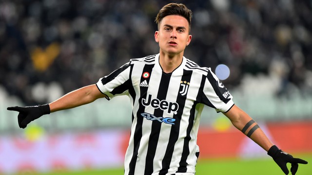 Pemain Juventus Paulo Dybala berselebrasi usai mencetak gol ke gawang Genoa di Stadion Allianz, Turin, Italia, Minggu (5/12). Foto: Massimo Pinca/REUTERS