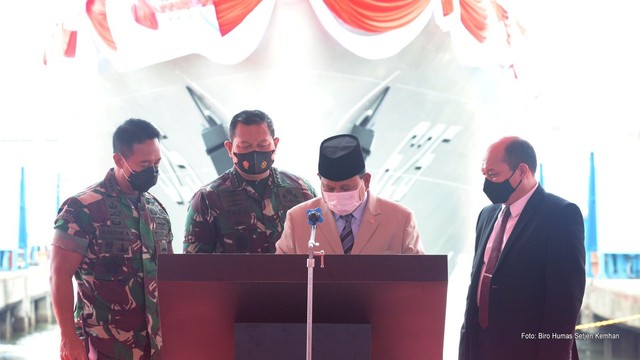 Menteri Pertahanan Prabowo Subianto didampingi Panglima TNI Jenderal Andika Perkasa Panglima TNI dan KSAL meluncurkan Kapal Perang Tipe Cepat Rudal (KCR) 60 meter kelima bikinan PT PAL Indonesia (Persero) Surabaya, Minggu (5/12).  Foto: Kemhan RI