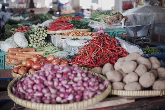 Aktivitas pedagang cabai di pasar kawasan Pasar Minggu, Jakarta Selatan, Senin (6/12).  Foto: Jamal Ramadhan/kumparan