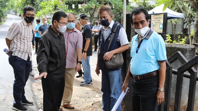 Kepala Dinas Sumber Daya Air Provinsi DKI Jakarta, Yusmada Faizal (dua kiri), meninjau langsung perbaikan drainase vertikal di Jalan Lebak Bulus III, Cilandak, Jakarta Selatan, Minggu (5/12). Foto: Pemprov DKI Jakarta
