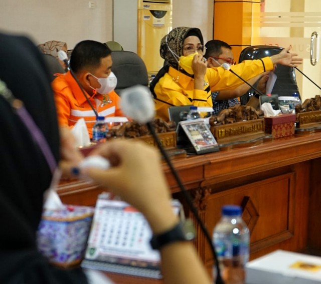 Ketua DPRD Sumsel, R.A. Anita Noeringhati bersama Komisi V saat melakukan petemuan membahas kasus dugaan pelecehan seksual di UNSRI. (foto: Ary Priyanto/Urban Id)