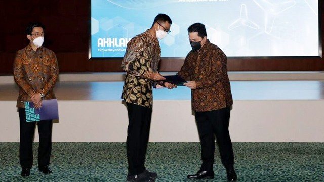 Menteri BUMN, Erick Thohir, menyerahkan surat keputusan RUPS kepada Direktur Utama PLN yang baru, Darmawan Prasodjo (foto: istimewa)