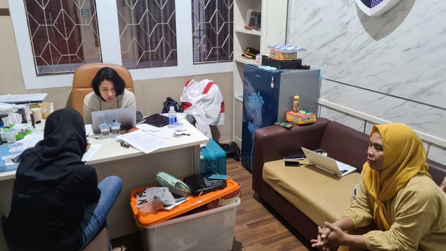 Siskaeee (baju hitam), tersangka aksi pamer payudara di Bandara YIA saat melakukan pemeriksaan psikologi. Foto: istimewa