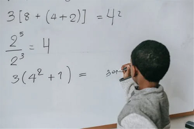 Dalam perjalanan matematika, salah satu materi yang dipelajari oleh siswa adalah persamaan linear satu variabel. Foto: Pexels.com.