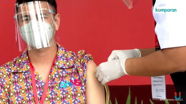 Raffi Ahmad mengikuti vaksin perdana bersama Presiden Jokowi pada 13 Januari 2021 yang disiarkan secara Live (Sumber: Bidik Layar Kumparan via Youtube)