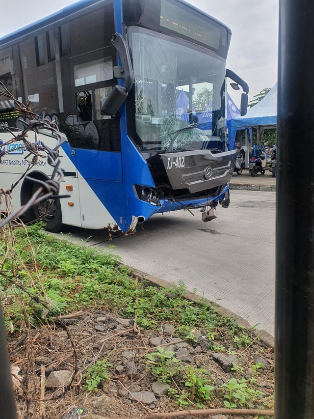 Armada TransJakarta dengan nomor bodi TJ-402 menabrak lahan kosong di sekitar Halte Puri Beta 2. Foto: Dok. Istimewa