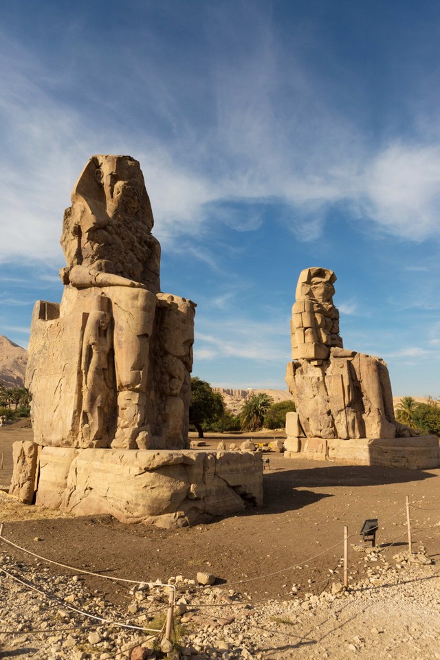 Colossi of Memnon, situs patung bernyanyi di Mesir. Foto: Shutterstock