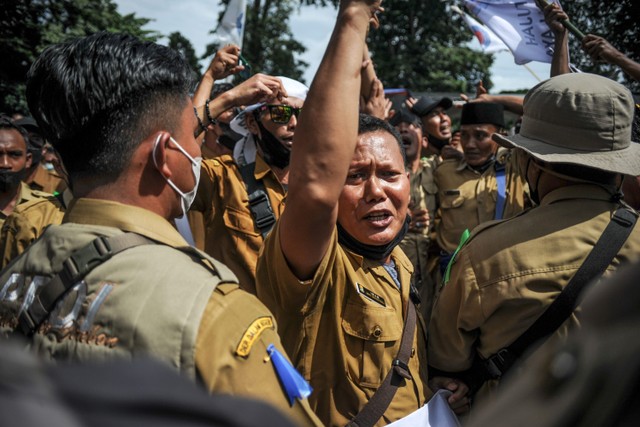 Perangkat desa yang tergabung dalam Persatuan Perangkat Desa Indonesia (PPDI) berunjuk rasa di depan Gedung Sate, Bandung, Jawa Barat, Senin (6/12).  Foto: Raisan Al Farisi/ANTARA FOTO