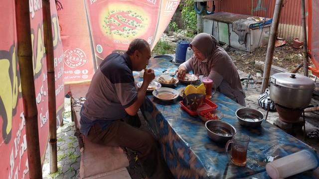 Pembeli menikmati tengkleng di sebuah warung di Solo Baru yang viral di media sosial. FOTO: Agung Fitusia