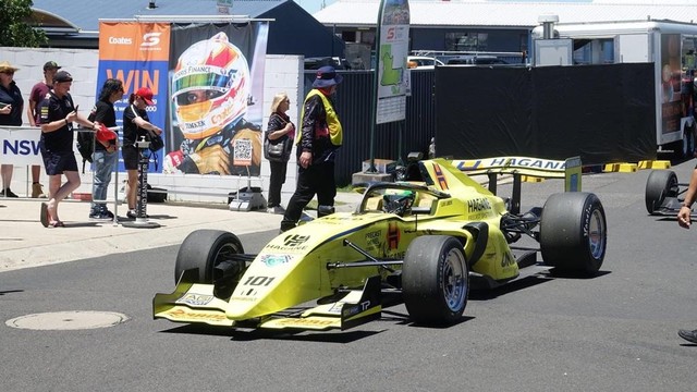 Pebalap keturunan Indonesia, Luis Leeds, beraksi di ajang balapan S5000 Tasman Series 2021. Foto: Ruth Bransdon