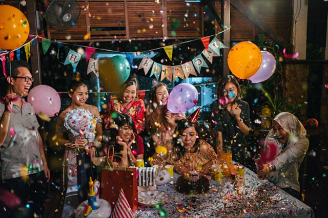 Ilustrasi merayakan ulang tahun bersama sahabat. Foto: dok. Rifka Hayati di Unsplash