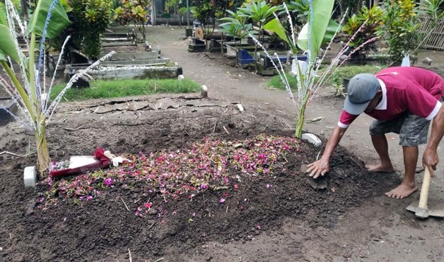 Banyak Pelayat Datang Mendoakan, Makam NW di Mojokerto Sempat Ambles