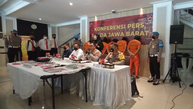 Polda Jawa Barat menangkap pelaku perampokan bank Maybank di Karawang. Foto: Dok. Istimewa