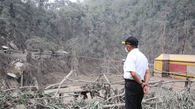 Menko PMK Muhadjir Effendy saat meninjau kondisi Jembatan Gladak Perak yang terdampak erupsi Gunung Semeru. Foto: Humas Kemenko PMK