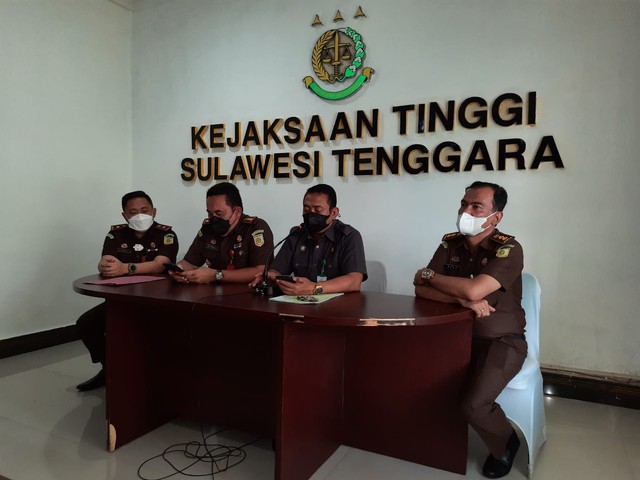 Kejati Sultra saat memberikan keterangan pers terkait penetapan Kadis ESDM Sultra sebagai tersangka suap PT Toshida Indonesia. Foto: Deden Saputra/kendarinesia.