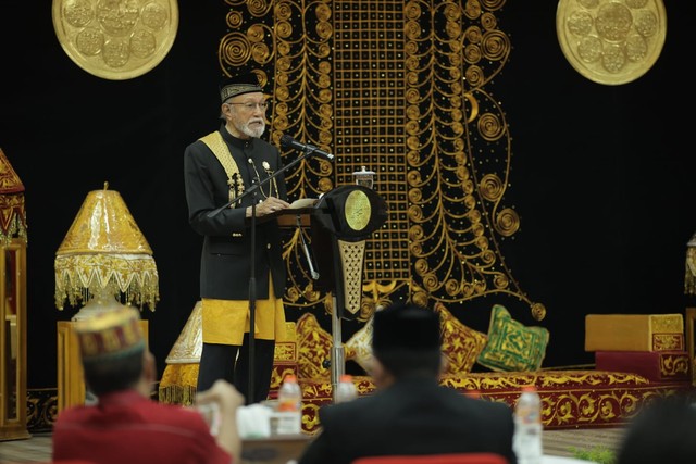 Wali Nanggroe Aceh, PYM Teungku Malik Mahmud Al Haythar memberikan sambutan saat pemberian anugerah. Foto: Abdul Hadi/acehkini 