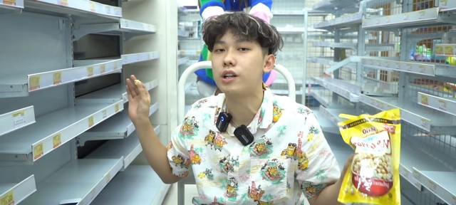 Willie Salim borong seluruh isi minimarket (Foto: YouTube Willie Salim)