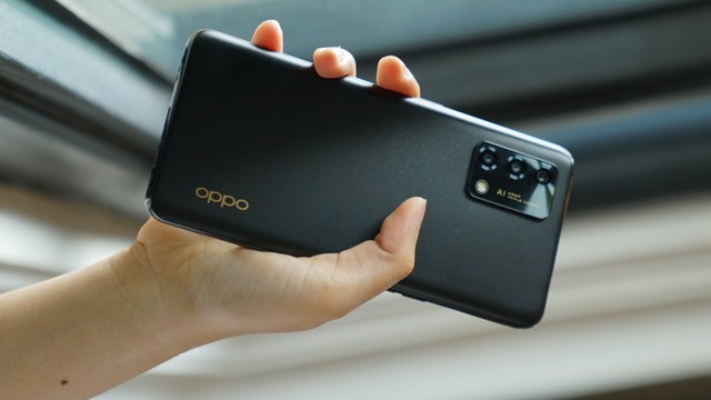Oppo A95 warna Glowing Starry Black. Foto: Dok. Oppo