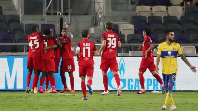 Selebrasi pemain Red Bull Salzburg usai mencetak gol ke gawang Maccabi Tel Aviv pada pertandingan playoff Liga Champions di Stadion Bloomfield, Tel Aviv, Israel. Foto: Ammar Awad/REUTERS