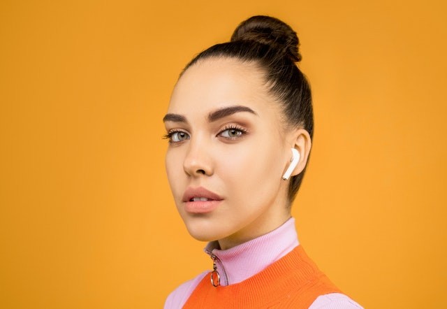 Ilustrasi menggunakan headset Bluetooth. Foto: Sound On via Pexels