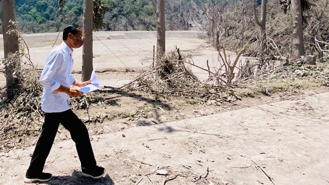 Presiden Joko Widodo meninjau Jembatan Besuk Koboan yang runtuh akibat erupsi Gunung Semeru, Selasa (7/12).  Foto: Laily Rachev/Biro Pers Sekretariat Presiden