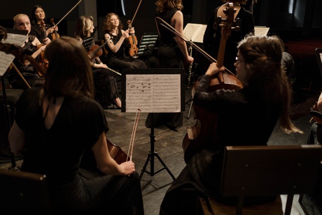 Ilustrasi sekelompok orang sedang bermain alat musik. Foto: Pexels.com