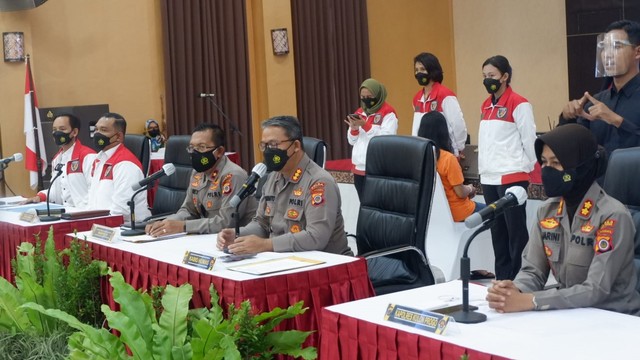 Konferensi pers kasus aksi pamer payudara di Bandara YIA yang digelar Polda DIY, Selasa (7/12). Foto: Arfiansyah Panji Purnandaru/kumparan