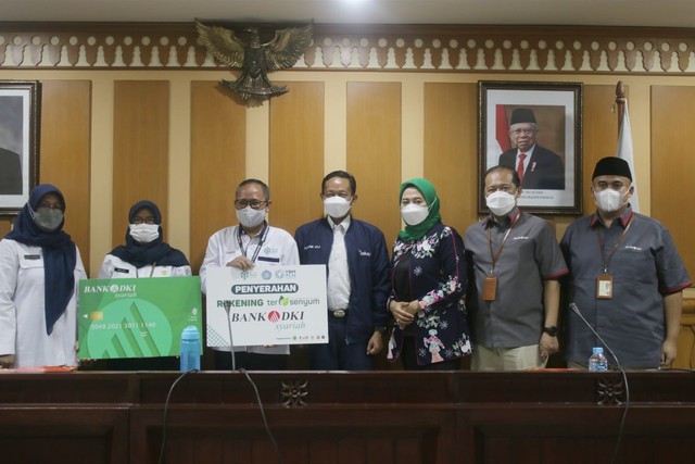 Wakil Walikota dan Wakil TPP PKK Jakarta Selatan saat penyerahan buku Tabungan dan ATM Tersenyum untuk penggerak program sedekah minyak jelantah. 